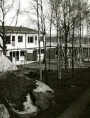 Korsåsen Korsåsgatan Korsåsliden
Radhus uppförda 1973-74
Bostadsaktiebolaget lät sin elementfabrik producera betongelement till radhusen på Korsåsen som ett experiment. Korsåsen blev det enda området av sitt slag som byggdes på det här viset, trots att husen ansågs vara både prisvärda och med hög trivsel.