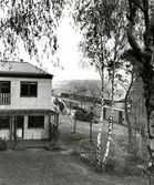 Korsåsen Korsåsgatan Korsåsliden
Radhus uppförda 1973-74
Bostadsaktiebolaget lät sin elementfabrik producera betongelement till radhusen på Korsåsen som ett experiment. Korsåsen blev det enda området av sitt slag som byggdes på det här viset, trots att husen ansågs vara både prisvärda och med hög trivsel.