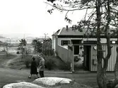 Korsåsen Korsåsgatan Korsåsliden
Radhus uppförda 1973-74
Bostadsaktiebolaget lät sin elementfabrik producera betongelement till radhusen på Korsåsen som ett experiment. Korsåsen blev det enda området av sitt slag som byggdes på det här viset, trots att husen ansågs vara både prisvärda och med hög trivsel.