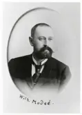 Kronofogde Wilhelm Modée, Alvesta, 1896.
Bröstbild, halvprofil. Ateljéfoto.