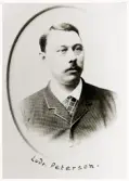 Arkitekt Ludvig Peterson, Växjö, 1896 (senare verksam vid Överintendentsämbetet, Stockholm). 
Bröstbild, halvprofil. Ateljéfoto.