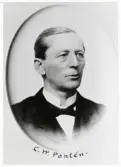 Kronolänsman Carl Wilhelm Pontén, Sunnerbo härads fögderi, 1896.
Bosatt i Torpa sn. 
Bröstbild, halvprofil. Ateljéfoto.