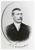 Kronolänsman Johan August Selander, Kinnevalds och Norrvidinge härads fögderi, 1896.
Bröstbild, halvprofil. Ateljéfoto.