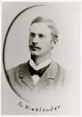 Kronolänsman Frans Wieslander, Konga härads fögderi, 1896.
Bosatt i Tingsryd. 
Bröstbild, halvprofil. Ateljéfoto.
