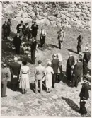 Kungabesök (Gustaf VI Adolf) på Kronobergs slottsruin 1954. Man lyssnar till någon på borggården.
Landsfogde Baltzar Vult von Steyern syns längst ned till höger.