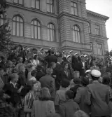 Studenterna, 3/6 1941. Studenter och anhöriga m.fl. har samlats på trappan utanför
dåv. Växjö Högre Allmänna Läroverk.