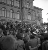 Studenterna, 3/6 1941. Studenter och anhöriga m.fl. har samlats på trappan utanför
dåv. Växjö Högre Allmänna Läroverk.