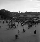 Studenterna, 3/6 1941. Vy från Stortorget (Residenset ?) mot Kungsgatan och det pågående studenttåget. Till vänster skymtar en del av Stadshotellet.