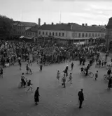 Studenterna, 3/6 1941. Vy från Stortorget (Residenset ?) mot Kungsgatan (P.N. Perssons hörna), och det pågående studenttåget.