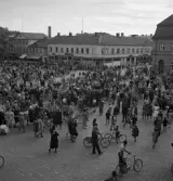 Studenterna, 3/6 1941. Vy från Stortorget (Residenset ?) mot Kungsgatan (P.N. Perssons hörna), och det pågående studenttåget. Till vänster skymtar dåv. Skånska bankens hus.