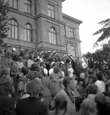 Studenterna, 4/6 1941. Studenter och anhöriga m. fl., har samlats på trappan utanför dåv. Växjö Högre Allmänna Läroverk.