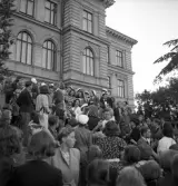 Studenterna, 4/6 1941. Studenter och anhöriga m. fl., har samlats på trappan utanför dåv. Växjö Högre Allmänna Läroverk.