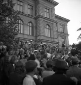 Studenterna, 4/6 1941. Studenter och anhöriga m. fl., har samlats på trappan utanför dåv. Växjö Högre Allmänna Läroverk.