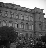 Studenterna, 4/6 1941. Studenter och anhöriga m. fl., har samlats på trappan utanför dåv. Växjö Högre Allmänna Läroverk.