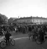 Studenterna, 4/6 1941. Studenter och anhöriga m.fl. på Stortorget. I bakgrunden syns en del av husen längs Kungsgatan (i korsningen mot Storgatan).