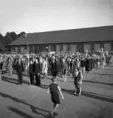 Svenska Flaggans dag, 6/6 1941. 
Uppställning med flaggor m.m. utanför ett långt magasin (på nuv. Oxtorget ?).