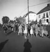 Svenska Flaggans dag, 6/6 1941. 
Skolelever (?) på marsch med flaggor m.m.