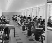 Stansning av hålkort, på 2 tr. Ljus och luftig sal, 25 meter lång och 7 meter bred. Fönster åt Torkel Knutssonsgatan.