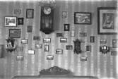 Vägg med väggur och fotografier, 1920-tal