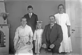 Allvarlig familj framför kameran, 1920-tal