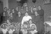 Kvinnogrupp med blomsteruppvaktning, 1920-tal