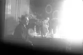 Man sitter vid skrivbord med presenter, 1920-tal