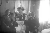 Man och kvinna med telegram och blomsteruppvaktning, 1920-tal