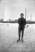 Man på skridskor, 1920-tal