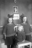 Porträtt av tre barn i stickade kläder, 1920-tal