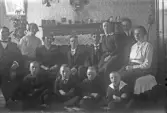 Stor familjegrupp i soffa med barnen framför på golvet, 1920-tal