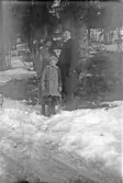 Familjen på promenad i skogen en vårdag, 1920-tal