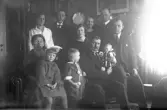 Släktfotografering med vuxna och barn, 1920-tal