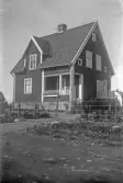 Hus med veranda bakom stängsel, 1920-tal