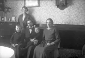 Familj med barn i soffan, 1920-tal