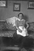 Kvinna med förkläde ii soffa, 1920-tal