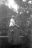 Kvinna med litet barn i dalahätta, 1920-tal