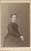 Porträtt av fru Carolina (Lina) Jönsson, f. 1844-d.1910, gift 1864 med Lars Wilhelm Åkerson.