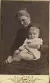 Porträtt av fru Hanna (Johanna) Holmström med Björn i knät (enligt text på baksidan kortet).