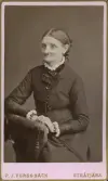 Porträtt av fru Sundgren (enligt text baksida kort).