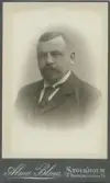 Porträtt av Anders H. Göransson, 1900 (enligt text baksida kort).