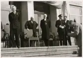Kungabesök (Gustaf VI Adolf) 1954. Kungen avvaktar. Till höger syns landshövding Thorwald Bergqvist, biskop Elis Malmeström, landsfogde Baltzar Vult von Steyern och landsantikvarie Jan Erik Anderbjörk.