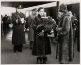 Kungligt besök i slutet av 1950-talet. Drottning Louise har just fått blommor av landshövdingens fru.  Till vänster syns
landsfogde Baltzar Vult von Steyern.