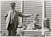 Landsfiskal Gustaf Öhrstam, Alvesta, med en beslagtagen hembränningsapparat, ca 1930.