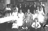 Fotografering efter släktmiddag i hemmet, 1920-tal