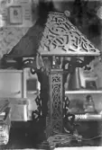 Bordslampa i trä med lövsågsarbete, 1920-tal