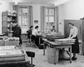 Postöppningen på 1 trappa. Här tas emot och uppsorteras de
försändelser som inkommer från postanstalterna och som innehåller
krediterade utbetalningskort. Fönster åt gården.