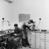 Reparationsverkstaden har inretts inom hålkortsavdelningen på 1
trappa.