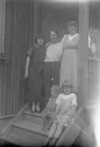 Kvinnor och barn i en yttertrappa på landet, 1920-tal