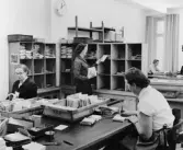 Postöppningen på 1 trappa. Här tas emot och uppsorteras de
försändelser som kommer från postanstalterna och som innehåller
krediterade utbetalningskort.