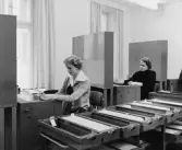 Sorteringsmaskiner på 1 trappa. Elektronsorteringsmaskiner. Fönster
åt gården.